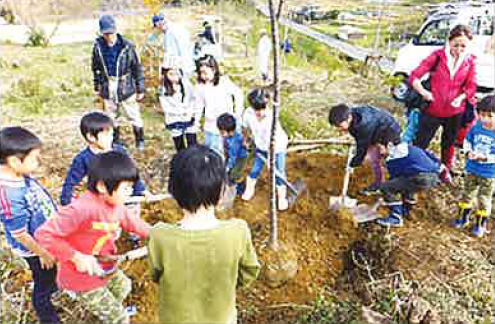 子ども達と植樹（舞鶴市）